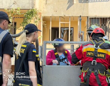 У Львові з-під завалів врятували 93-річну жінку: 33 поранених після удару