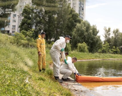 ДСНС продовжує ліквідацію наслідків забруднення Кирилівського озера