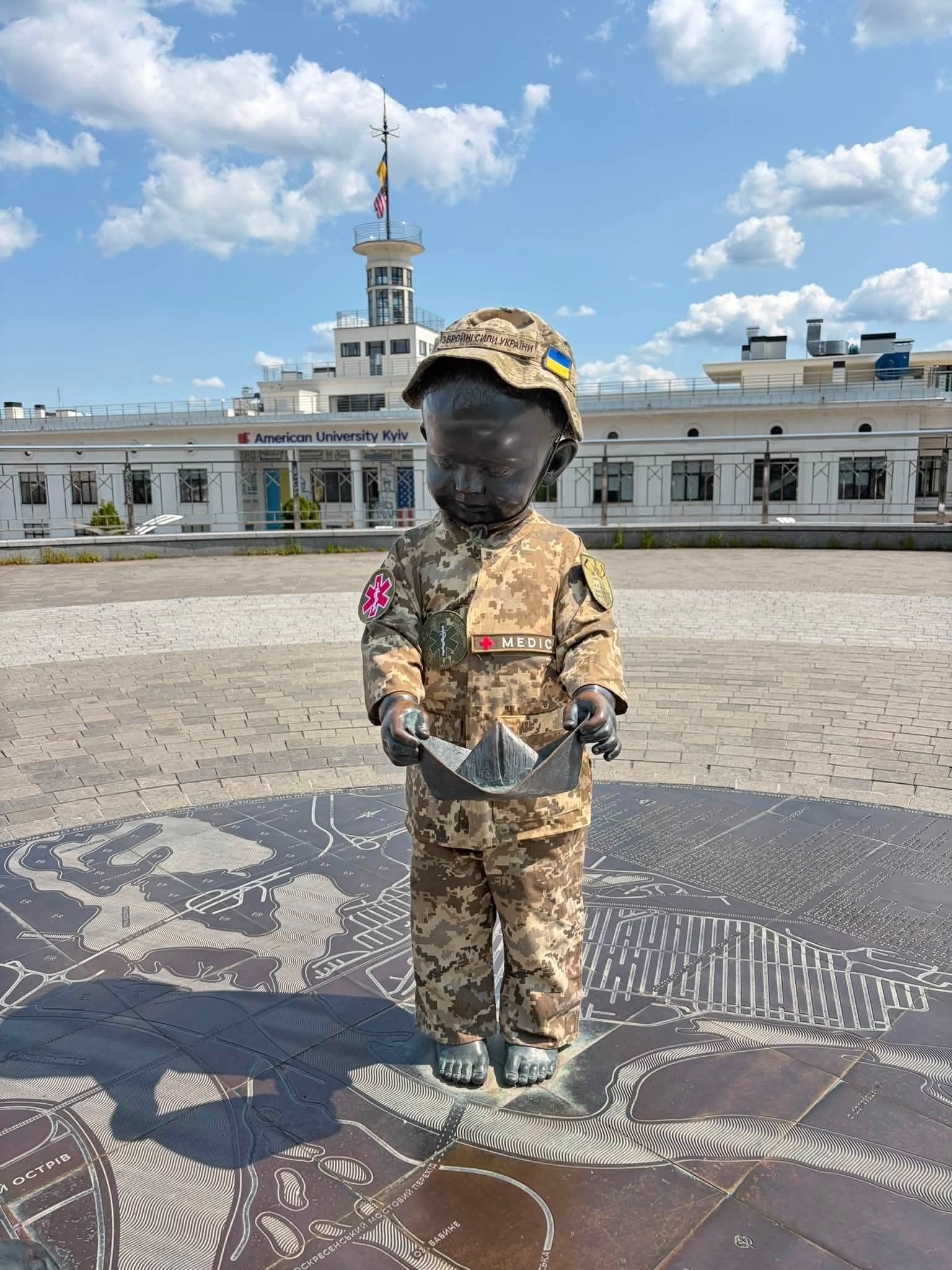 У Києві малюків-засновників переодягли до Дня медика: що вони символізують