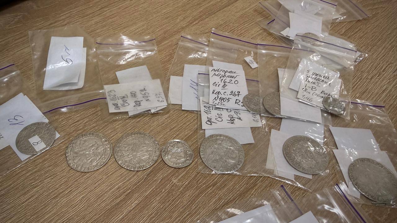 Київська митниця передала Музею історії України 50 старовинних монет та ікону