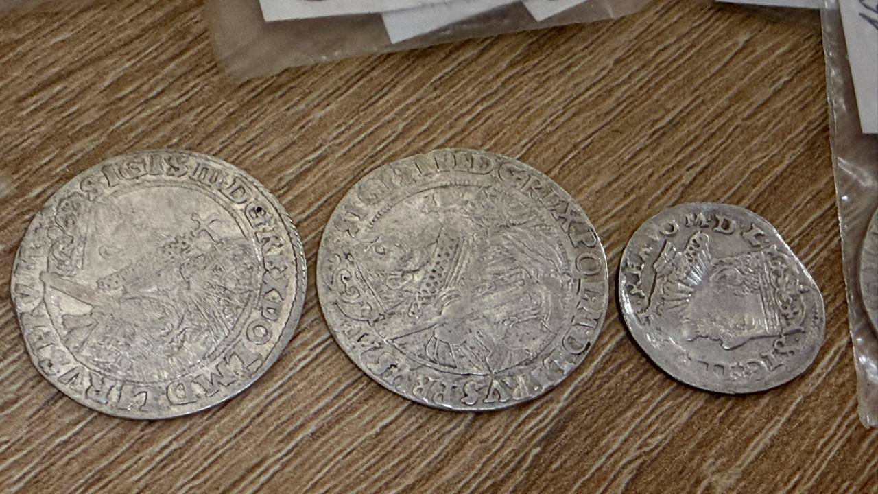 Київська митниця передала Музею історії України 50 старовинних монет та ікону