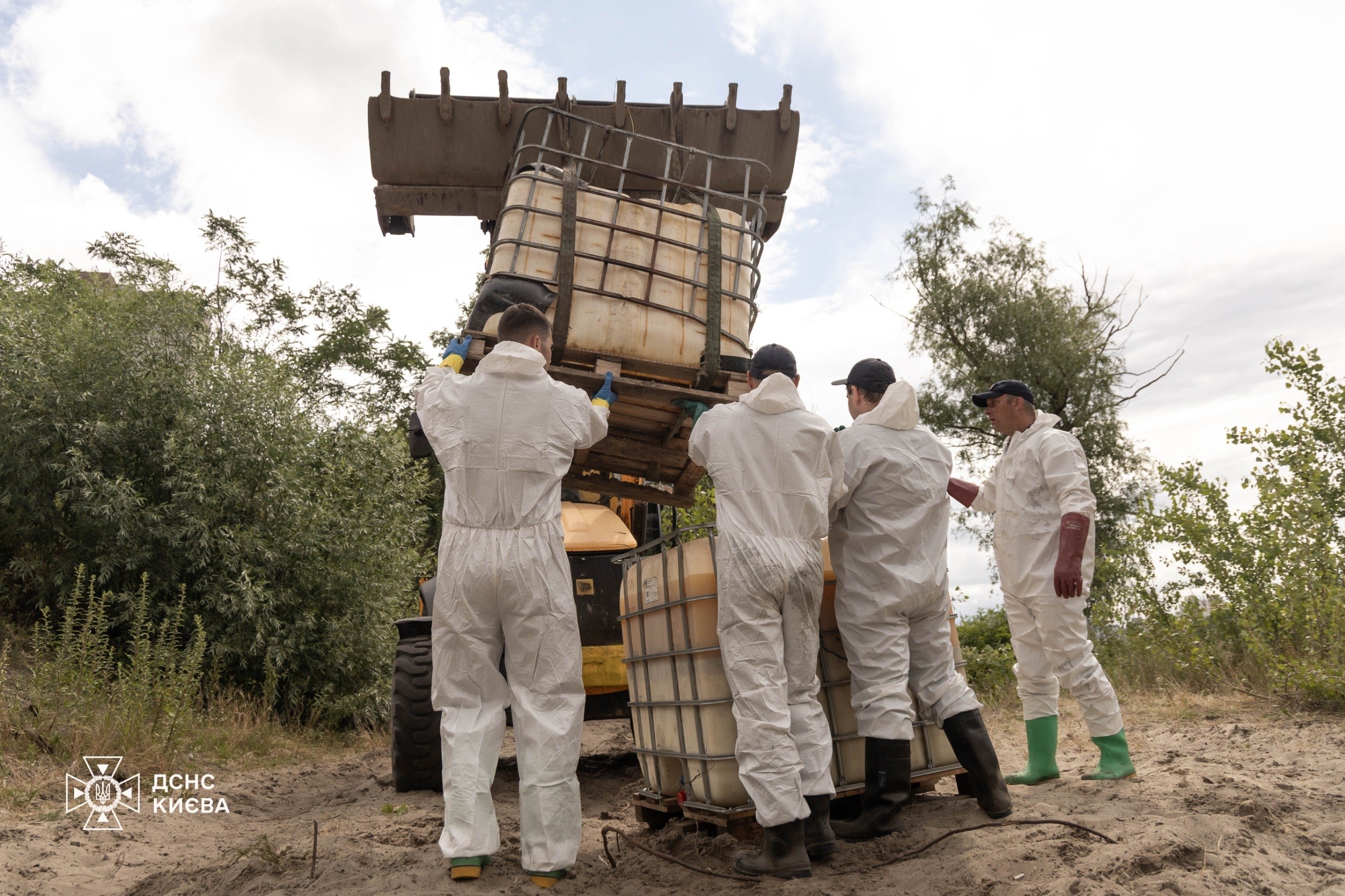 ДСНС продовжує ліквідацію наслідків забруднення Кирилівського озера
