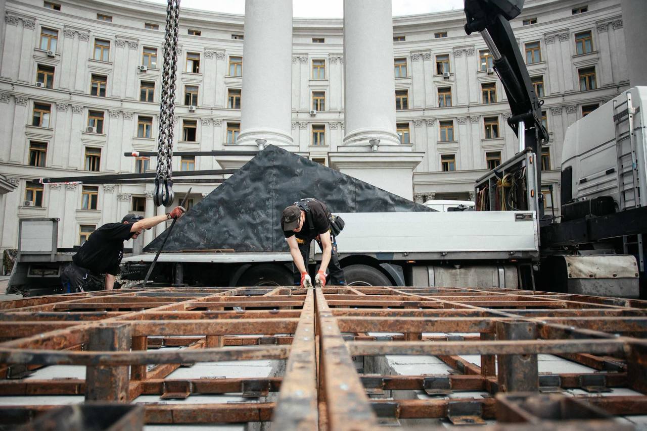 Восьмиметровий «Фенікс» від Олексія Сая встановили біля МЗС України