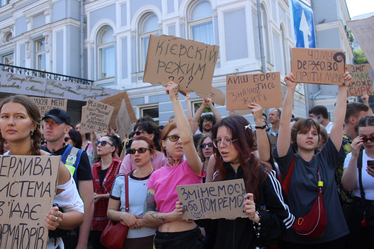 Протести в Україні через звільнення Федорова: що каже Зеленський