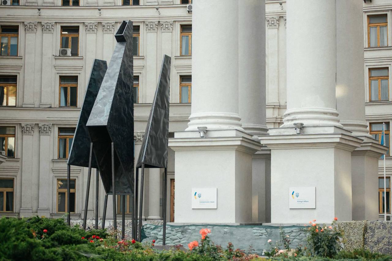 Восьмиметровий «Фенікс» від Олексія Сая встановили біля МЗС України
