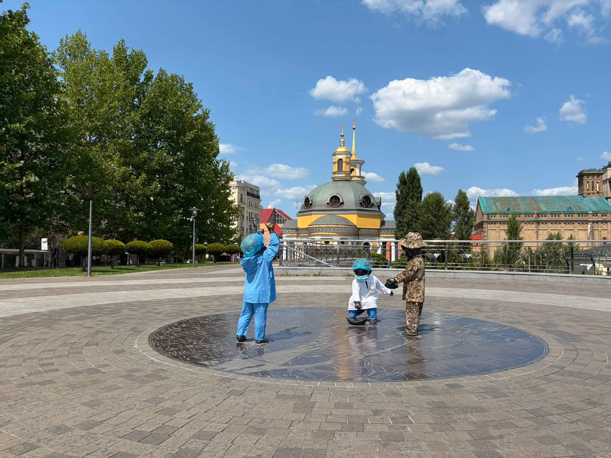 У Києві малюків-засновників переодягли до Дня медика: що вони символізують