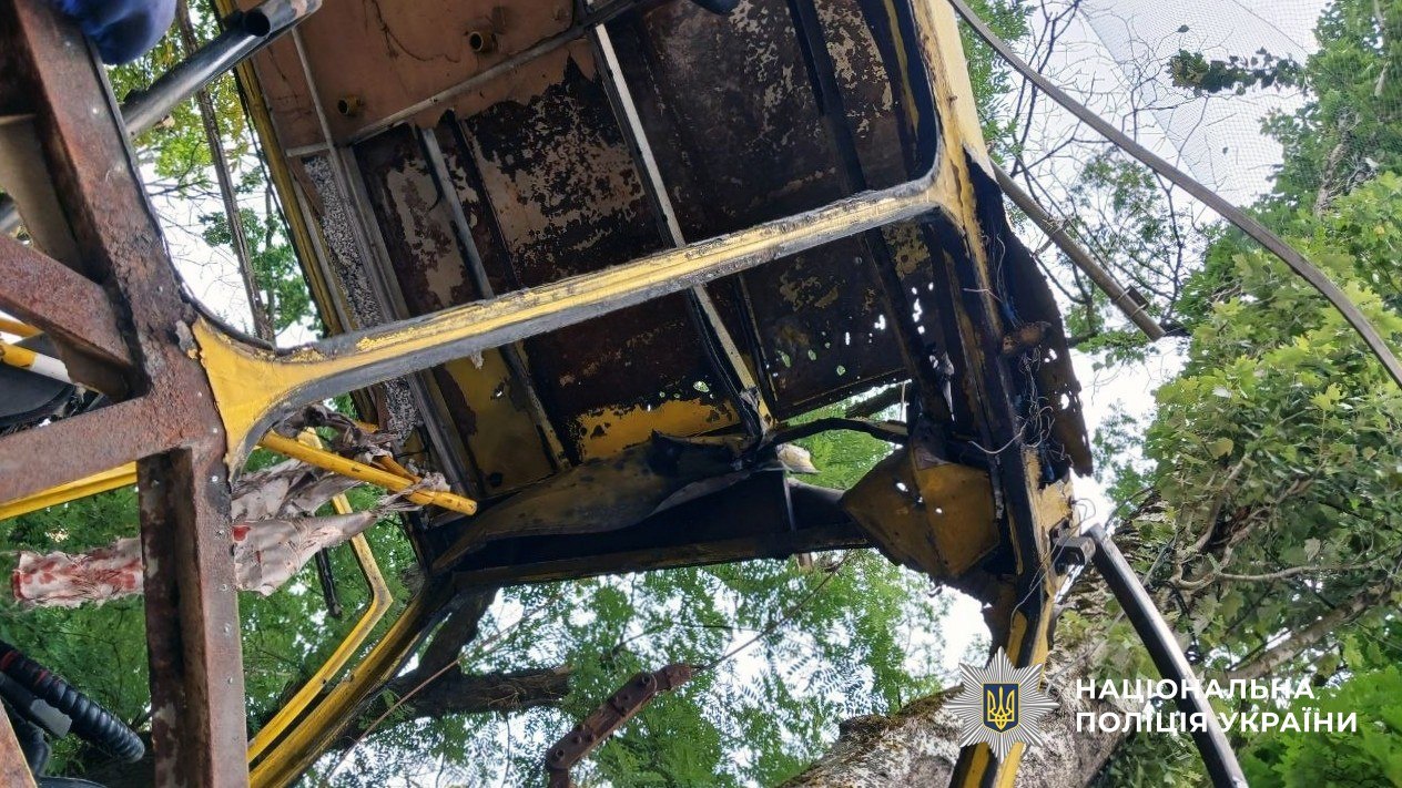 Росіяни атакували автобус у Херсоні FPV-дроном: 8 цивільних поранено