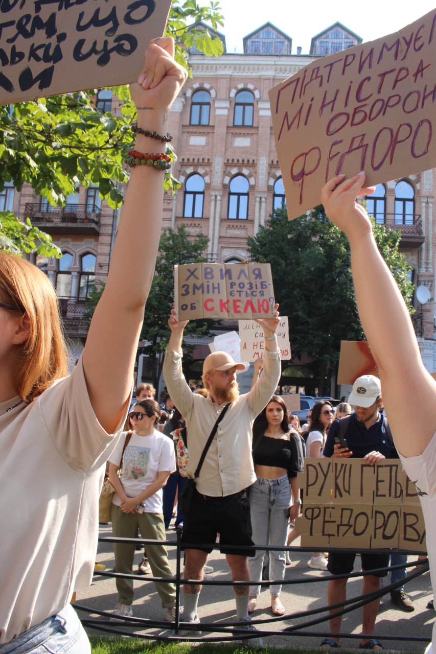 Протести в Україні через звільнення Федорова: що каже Зеленський