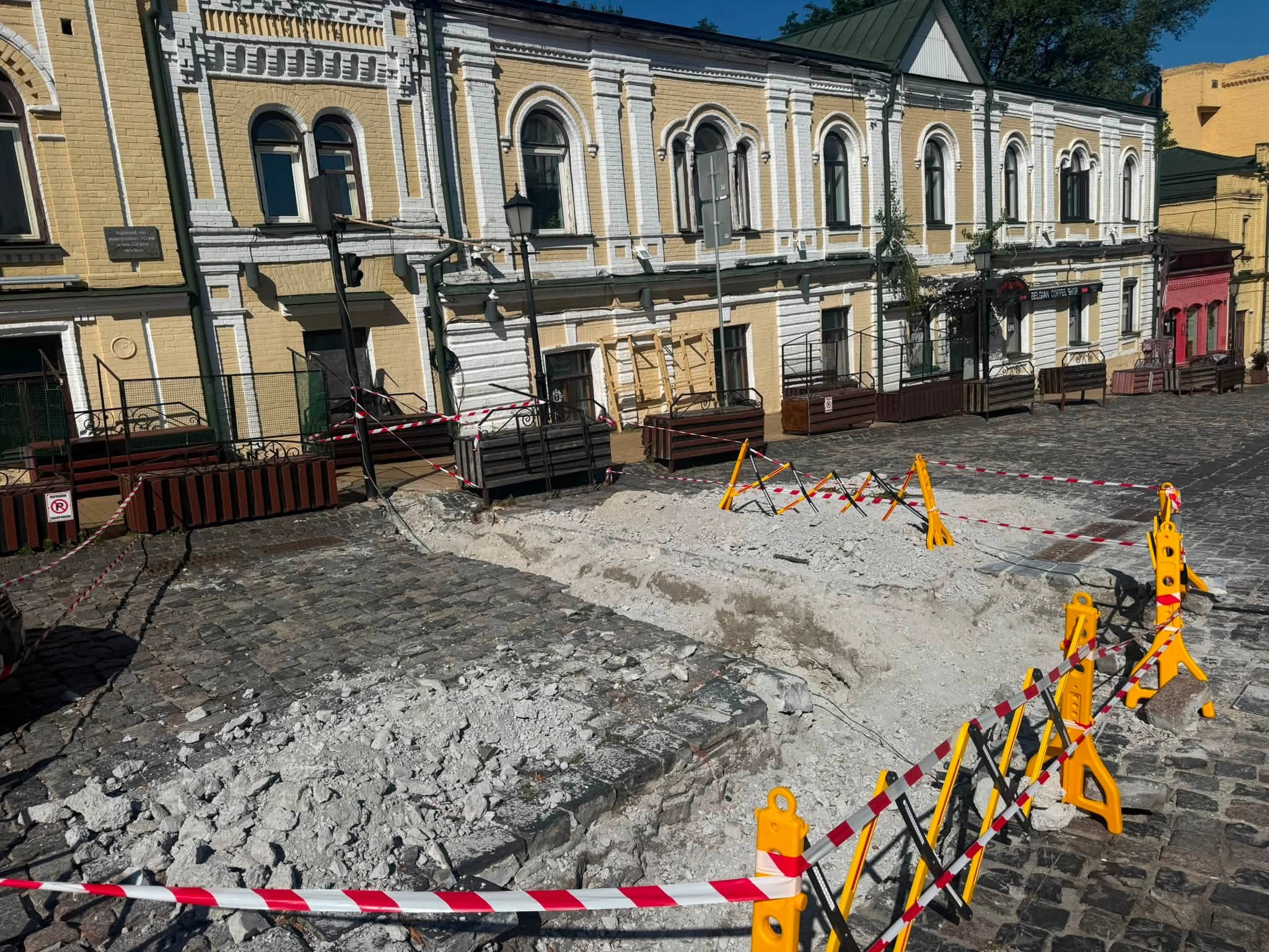 Ремонт болардів на Андріївському узвозі: у КМДА спростували чутки про відновлення руху
