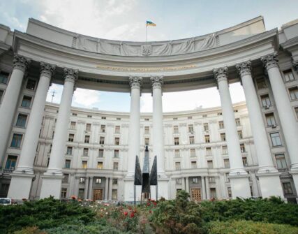 Восьмиметровий «Фенікс» від Олексія Сая встановили біля МЗС України