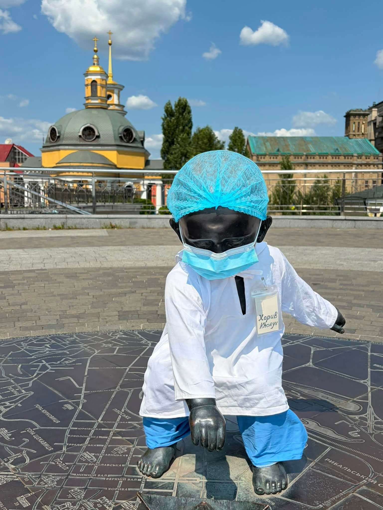 У Києві малюків-засновників переодягли до Дня медика: що вони символізують