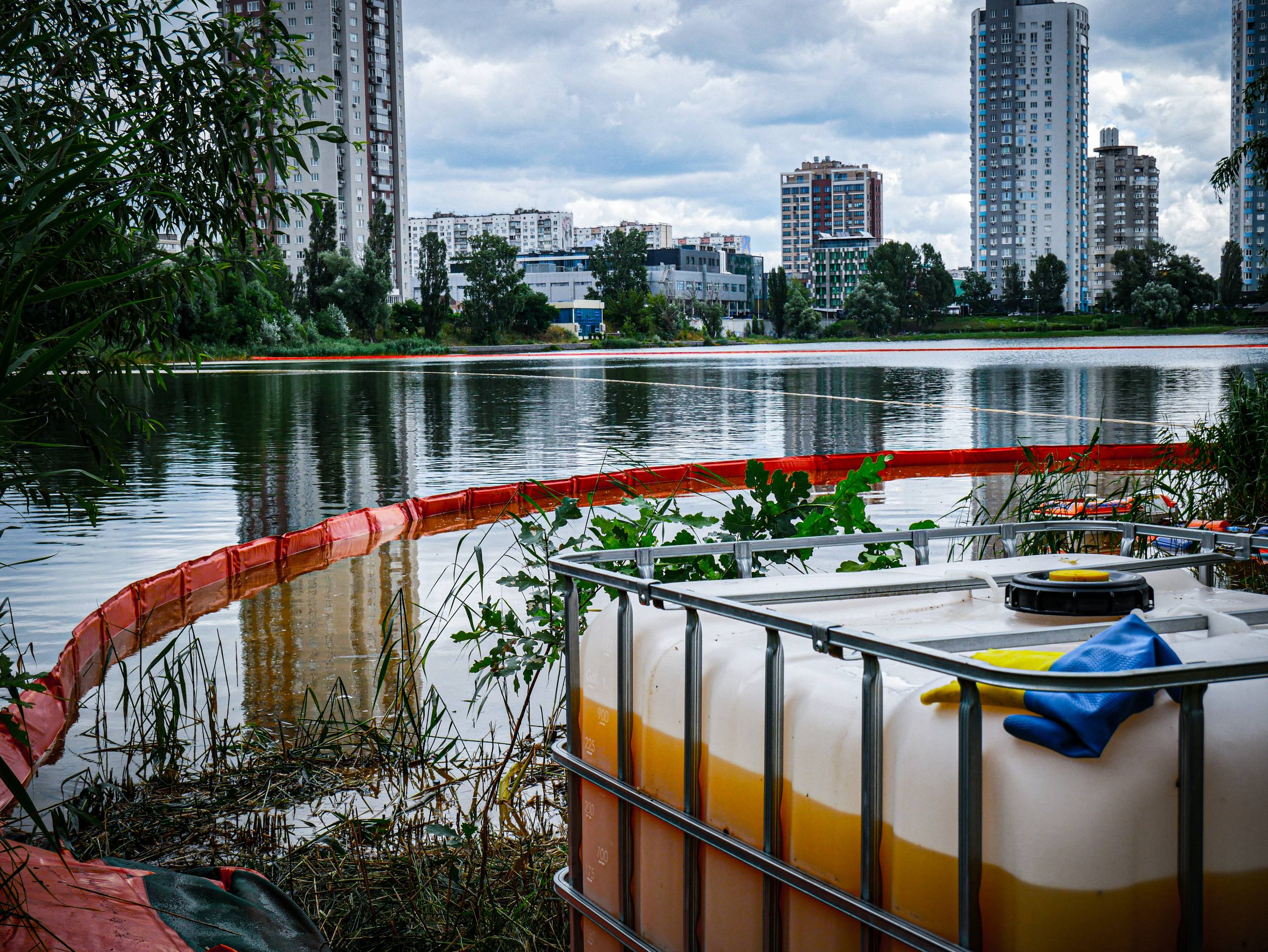 Ліквідація наслідків забруднення озера Кирилівського в Києві триватиме ще 5 діб