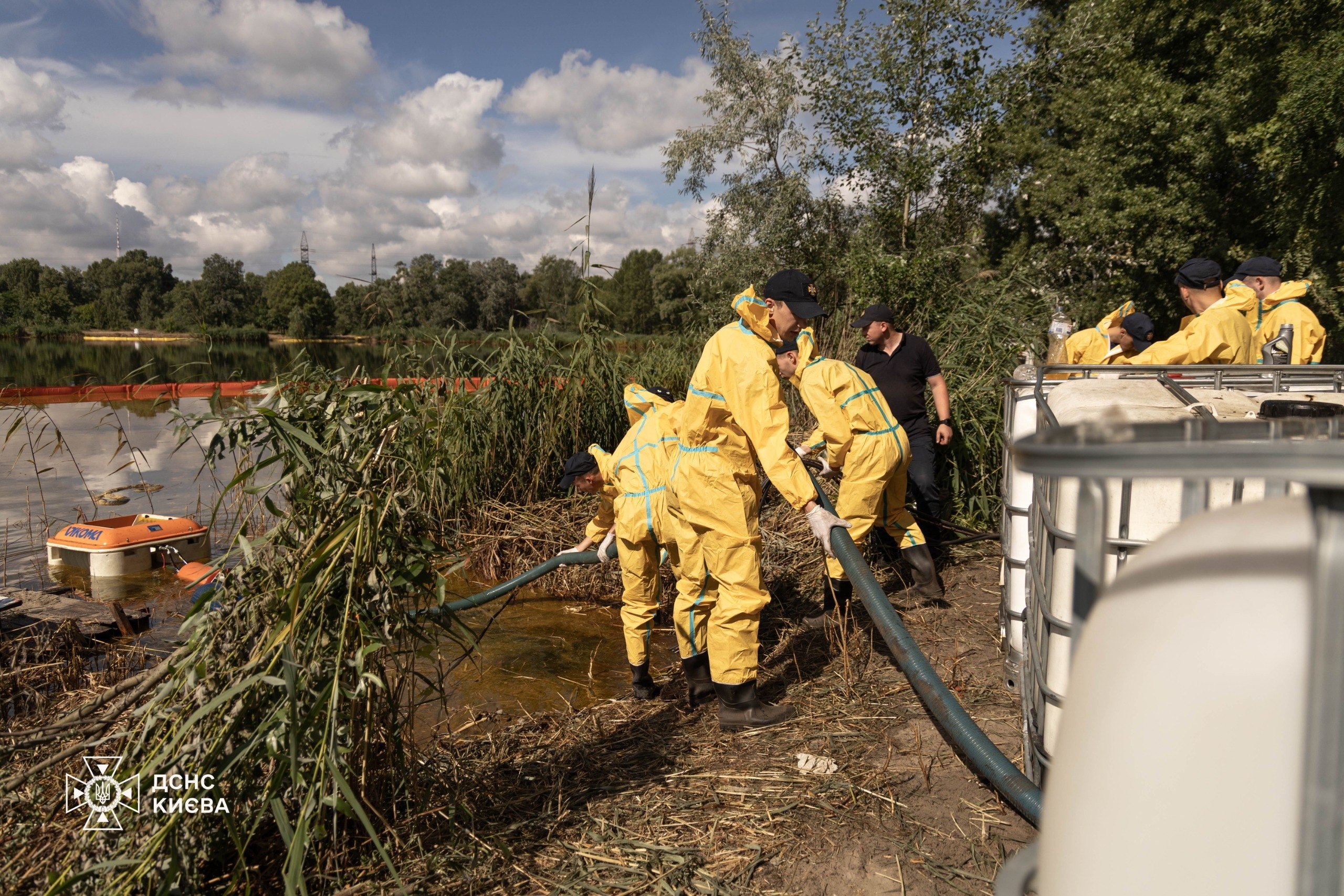 ДСНС продовжує ліквідацію наслідків забруднення Кирилівського озера