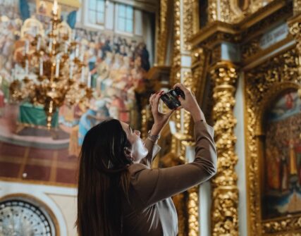 Скандальна блогерка Лора Лумер відвідала Києво-Печерську лавру: що вона побачила