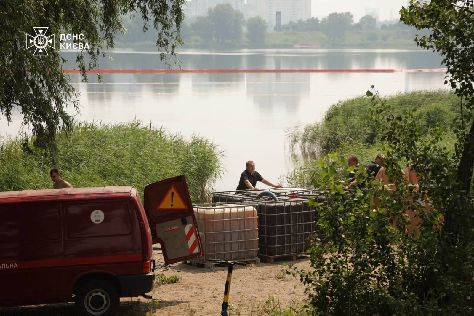 Ліквідація наслідків забруднення озера Кирилівського в Києві триватиме ще 5 діб