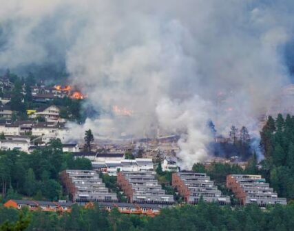 Масштабна пожежа в Норвегії знищила понад 100 будинків