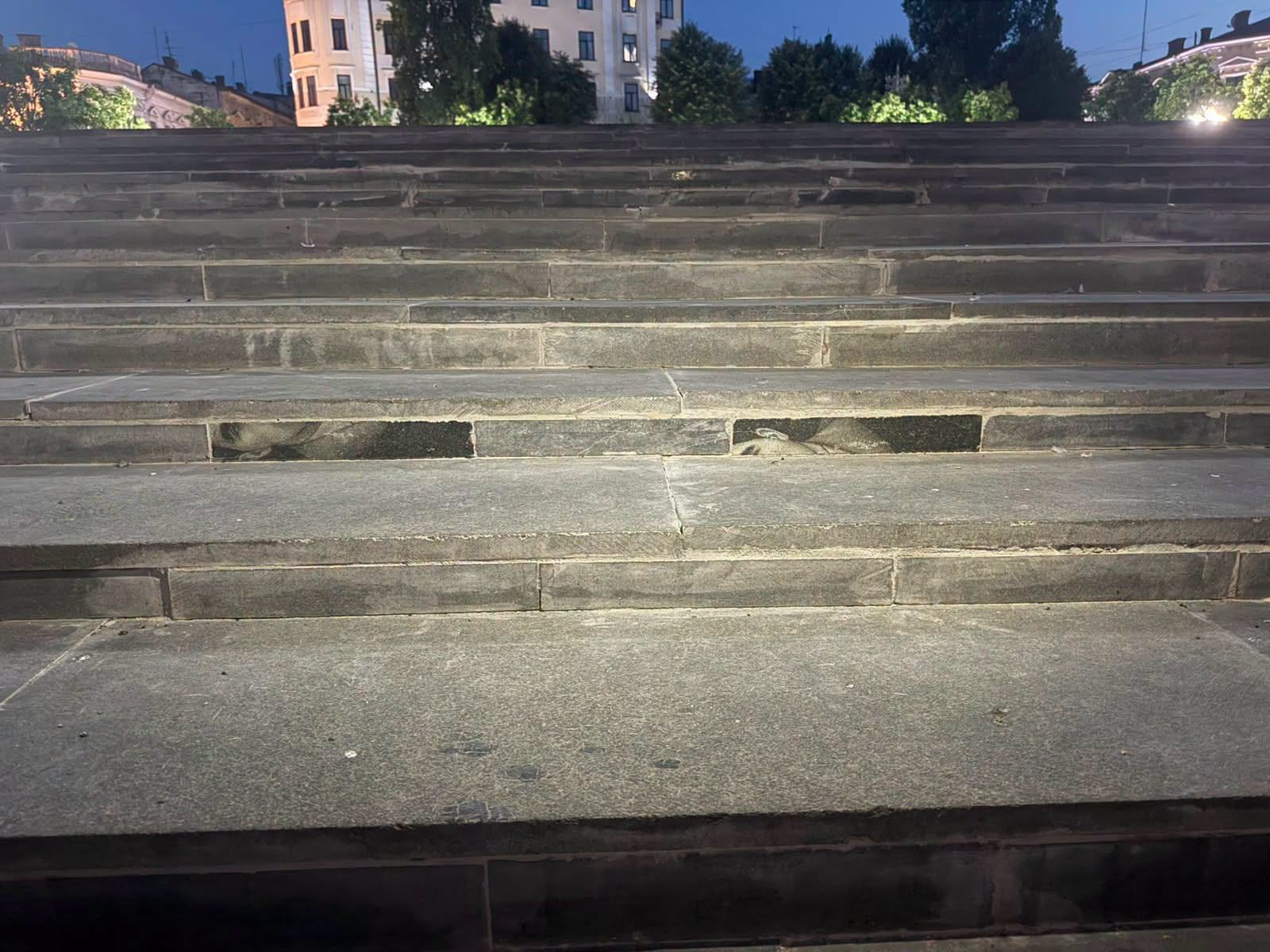 У Чернівцях сходи біля філармонії відремонтували плитами, схожими на надгробки