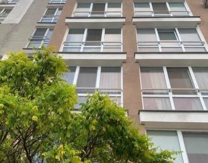 На Київщині пакет із водою з 7 поверху влучив у візок з немовлям: деталі