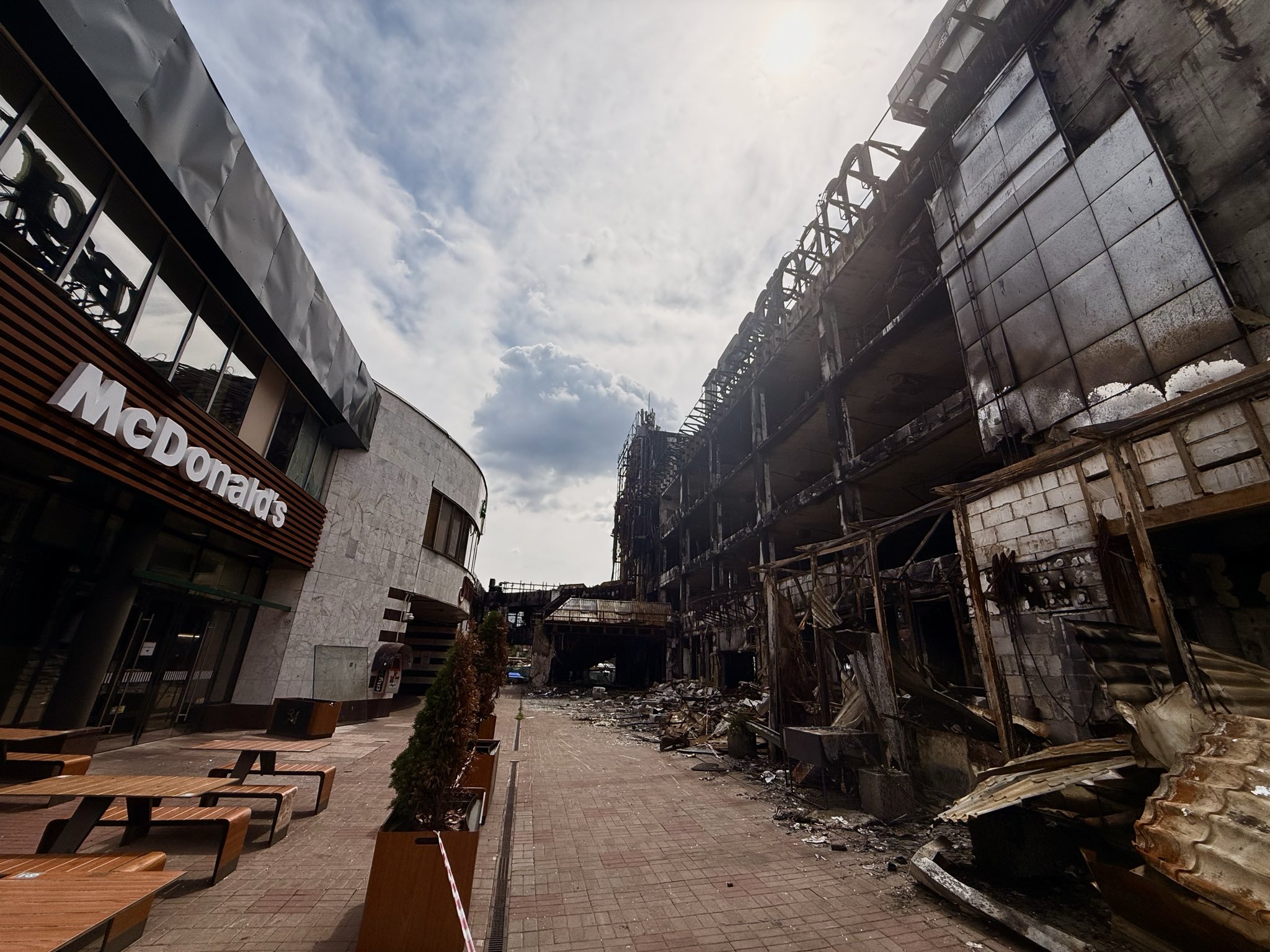 Лора Лумер у Києві: американська блогерка відвідала пошкоджений McDonald’s і змінила позицію щодо України