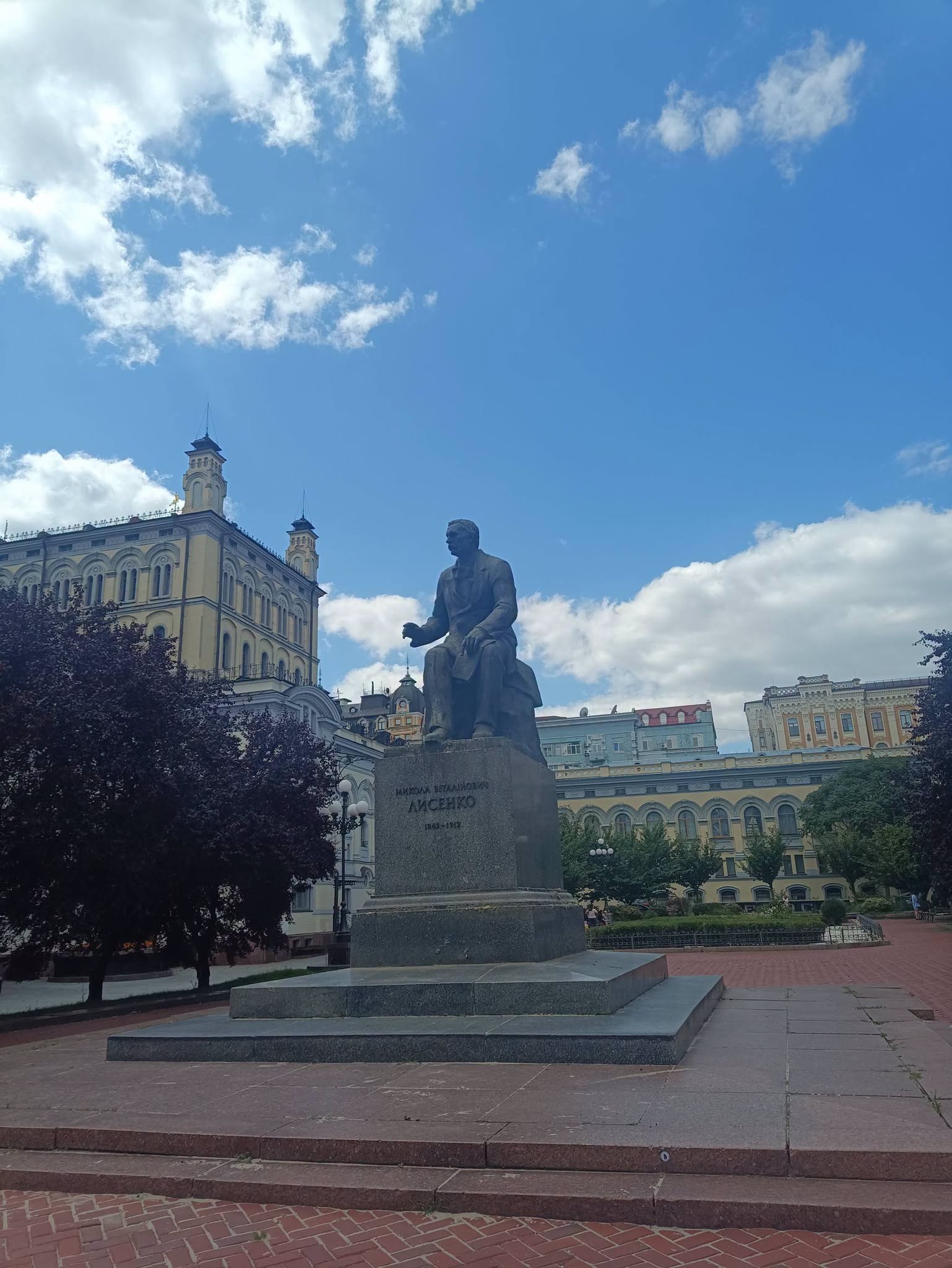 Пам'ятник Миколі Лисенку в Києві звільнили від захисних риштувань