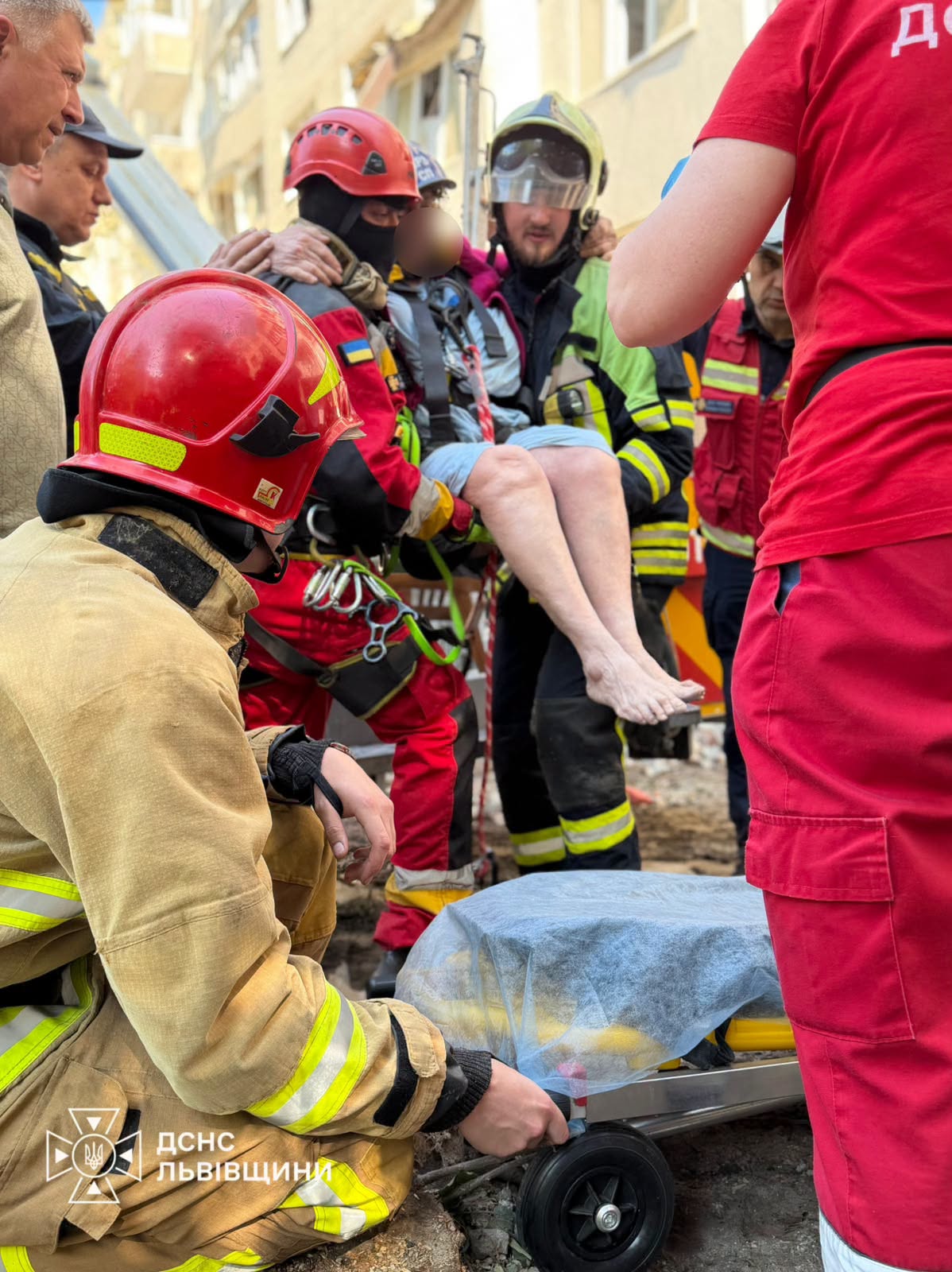 У Львові з-під завалів врятували 93-річну жінку: 33 поранених після удару