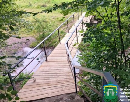 У Виженці відновили міст, з якого раніше впали діти з Лозової