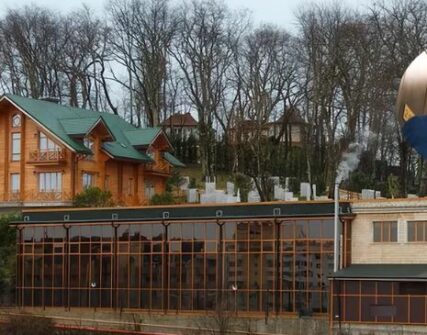 Янукович живе у Сочі під чужим ім'ям: що з'ясували журналісти