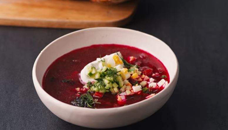 Ебон Мосс-Бакрак приготував український борщ на шоу NYT Cooking
