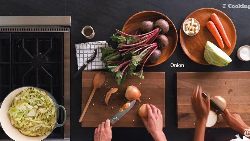 Ебон Мосс-Бакрак приготував український борщ на шоу NYT Cooking