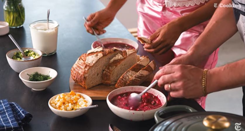 Ебон Мосс-Бакрак приготував український борщ на шоу NYT Cooking