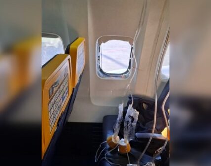 Пасажира Ryanair частково затягнуло назовні через ілюмінатор: вимагає компенсацію