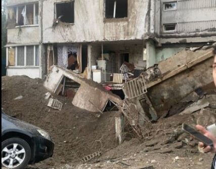 Київ: Мешканці пошкодженої дев'ятиповерхівки три тижні без документів і житла