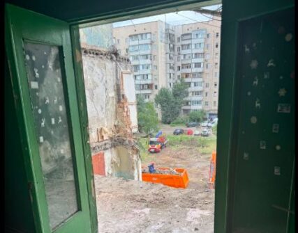 Пряме влучання ракети: киянки дали неочевидні поради для виживання