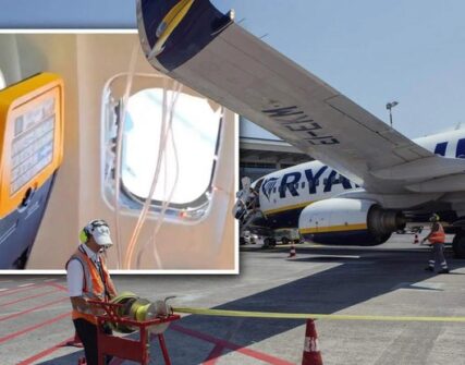Пасажира Ryanair ледь не затягнуло у розбите вікно під час польоту