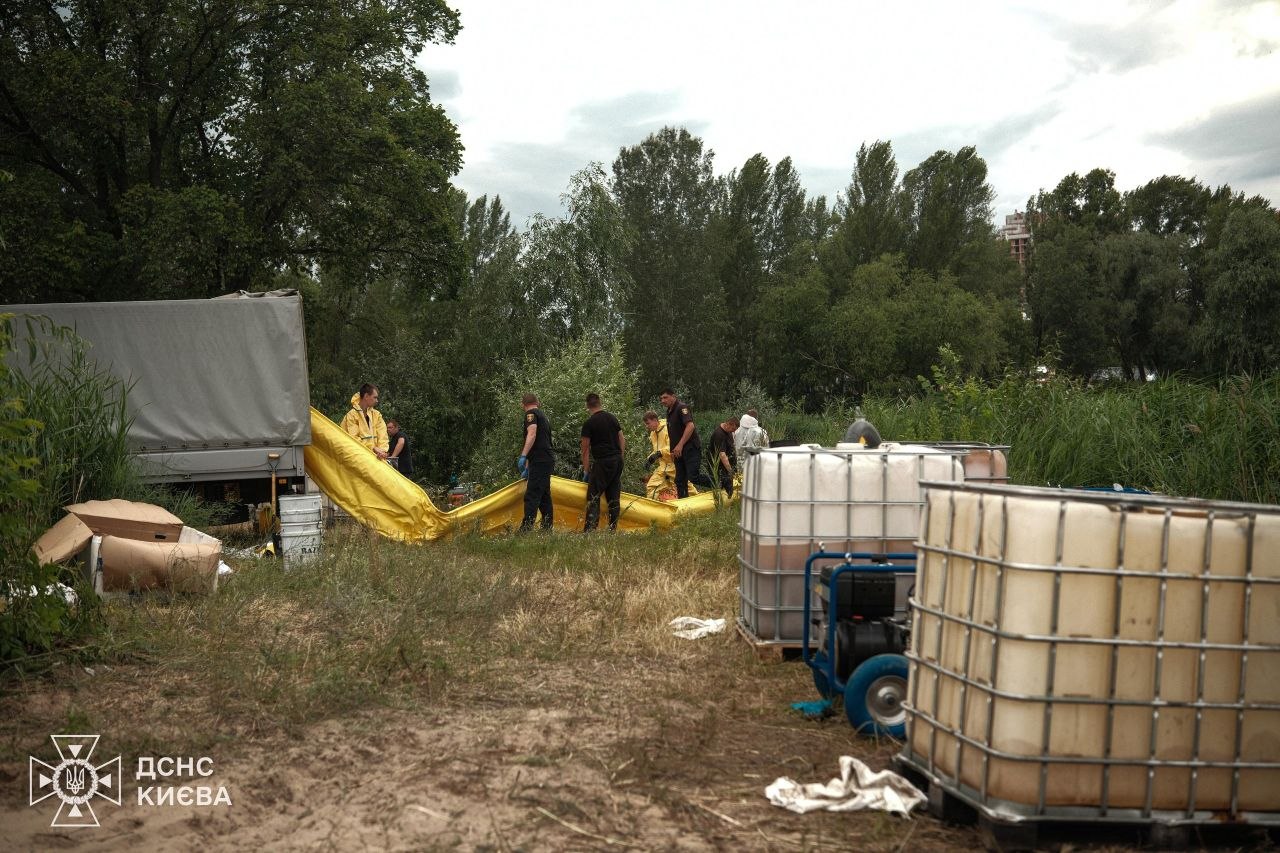 Рятувальники 6-ту добу борються з нафтовим забрудненням на Київщині та пожежею у Чорнобилі