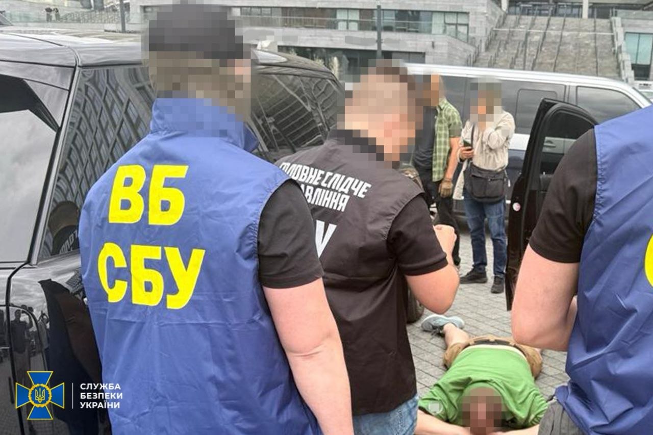 Радниця ТПП та її син вимагали 100 тисяч євро за висновок для виробника дронів