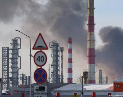 Удари по НПЗ скоротили переробку нафти в РФ, але ЄС закупив рекордний обсяг газу