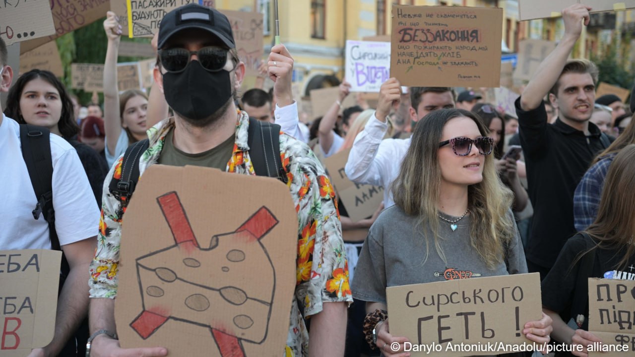 Хвиля протестів в Україні: вимагають повернення Федорова та відставки Сирського