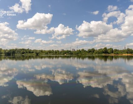 Озеро Кирилівське в Києві очистили від забруднення після обстрілу