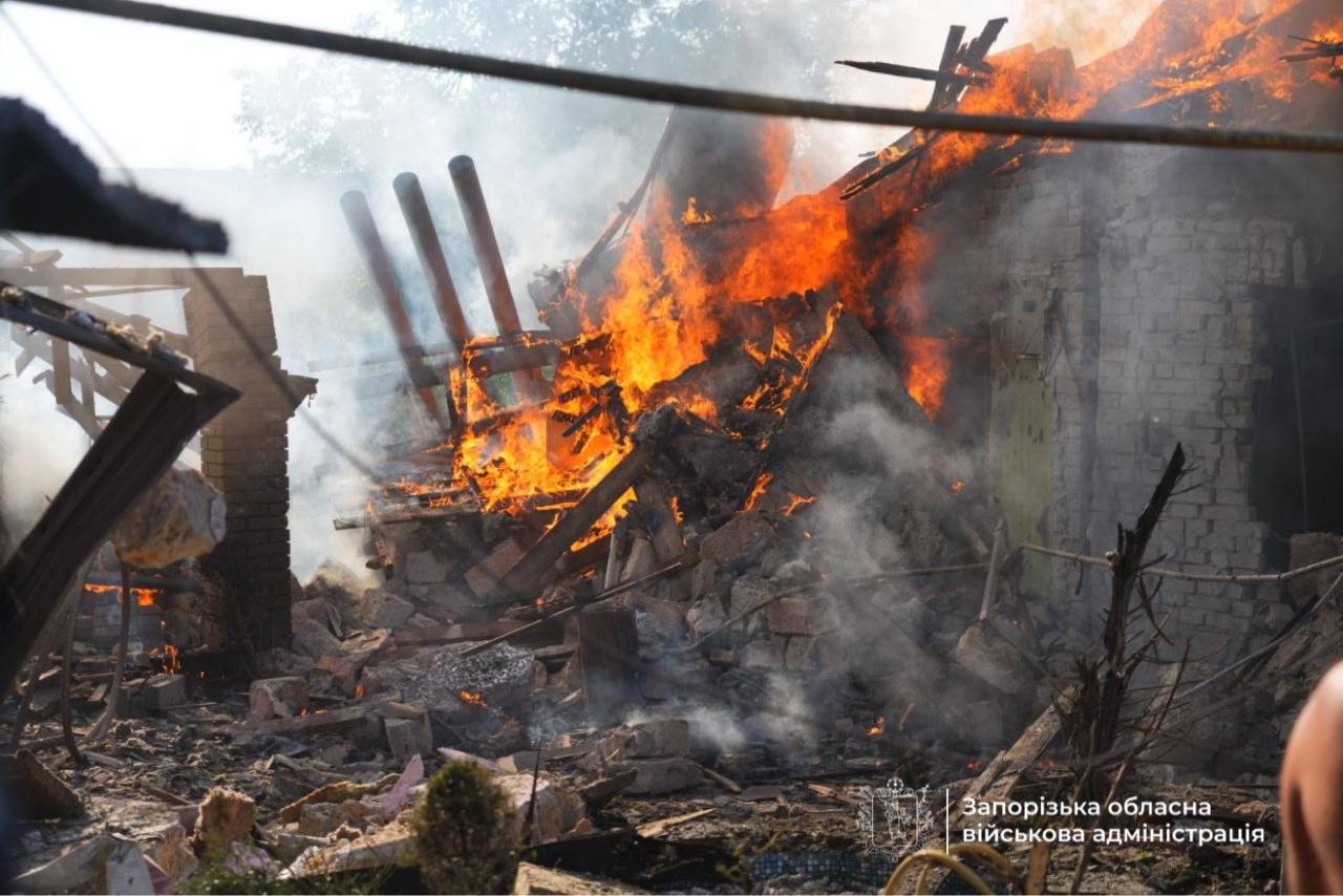 Двоє загиблих, 10 поранених: Росія атакувала Запоріжжя авіабомбами