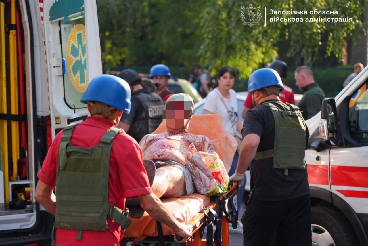 Двоє загиблих, 10 поранених: Росія атакувала Запоріжжя авіабомбами
