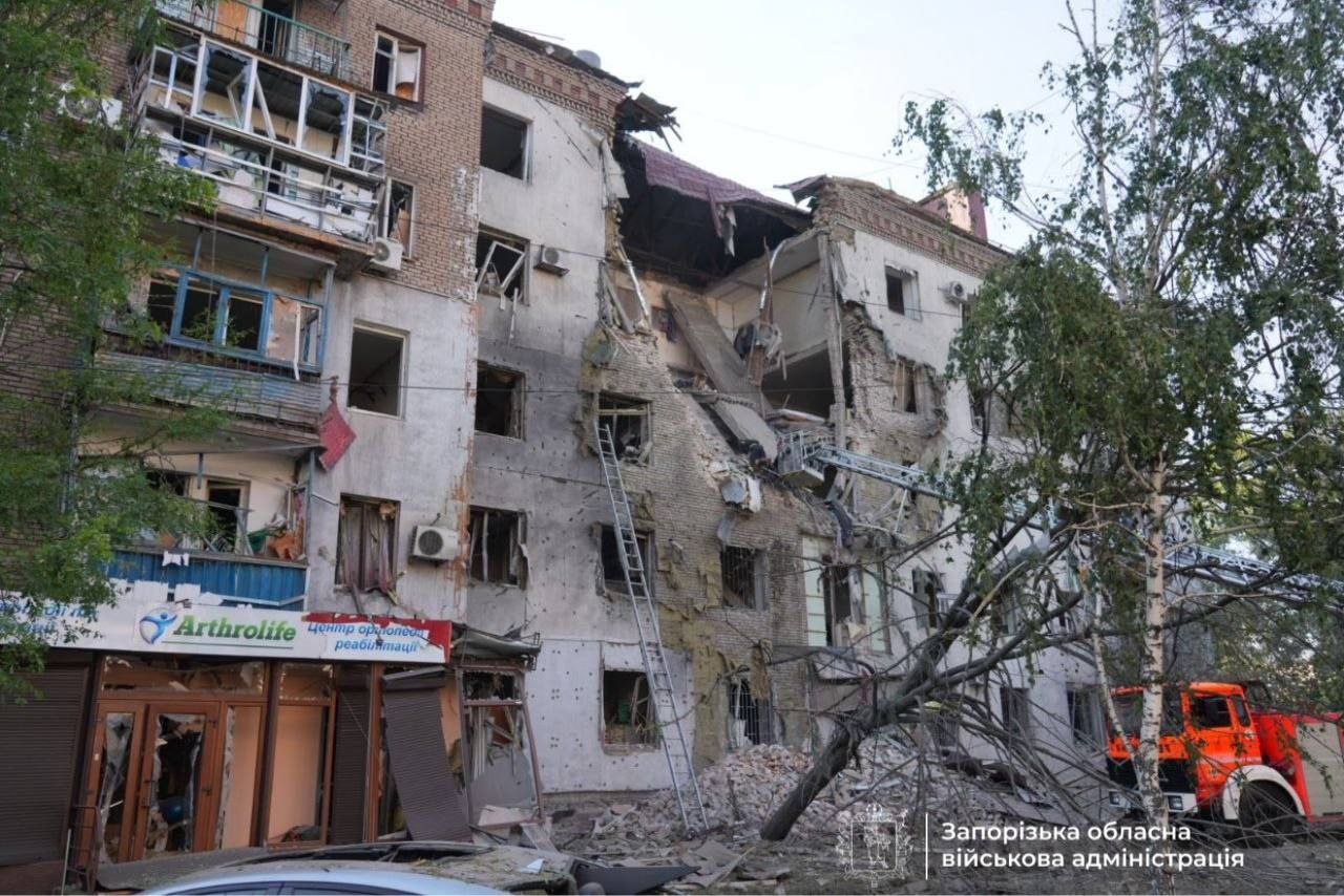 Двоє загиблих, 10 поранених: Росія атакувала Запоріжжя авіабомбами