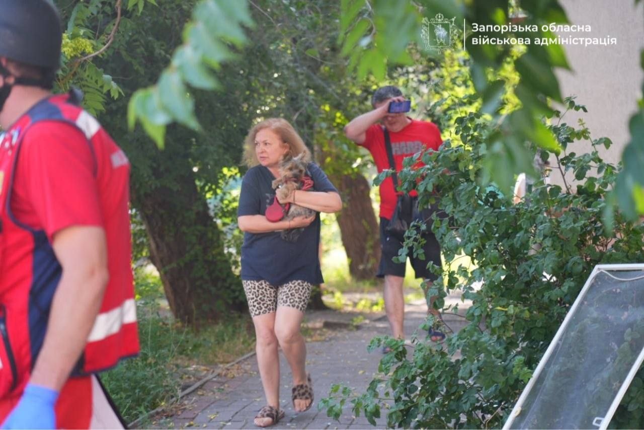 Двоє загиблих, 10 поранених: Росія атакувала Запоріжжя авіабомбами