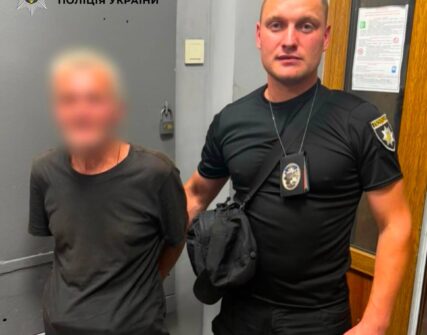 У Києві 44-річну жінку побили на зупинці: розпочато провадження