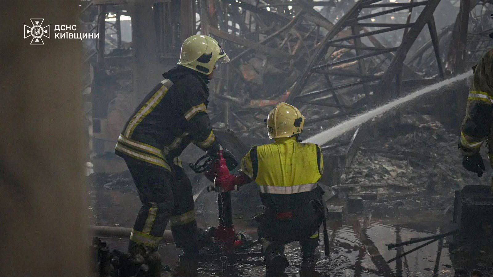 На Київщині ліквідовано масштабну пожежу після ворожої атаки