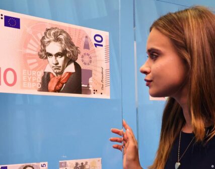 ЄЦБ планує змінити дизайн євробанкнот: видатні постаті чи природа?