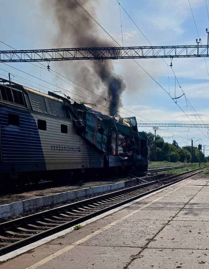 БПЛА влучив у локомотив Укрзалізниці: пасажирів евакуювали