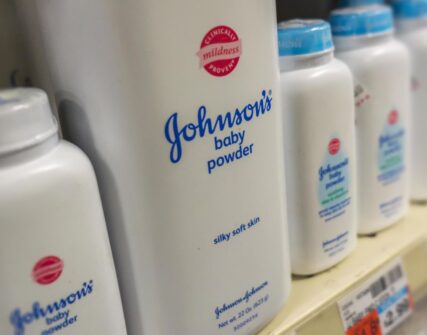 Johnson & Johnson запропонувала $6,48 млрд для врегулювання позовів щодо тальку