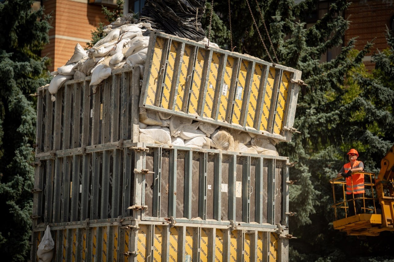 У Києві почали розконсервовувати пам'ятники: Лесю Українку вже звільняють від захисту
