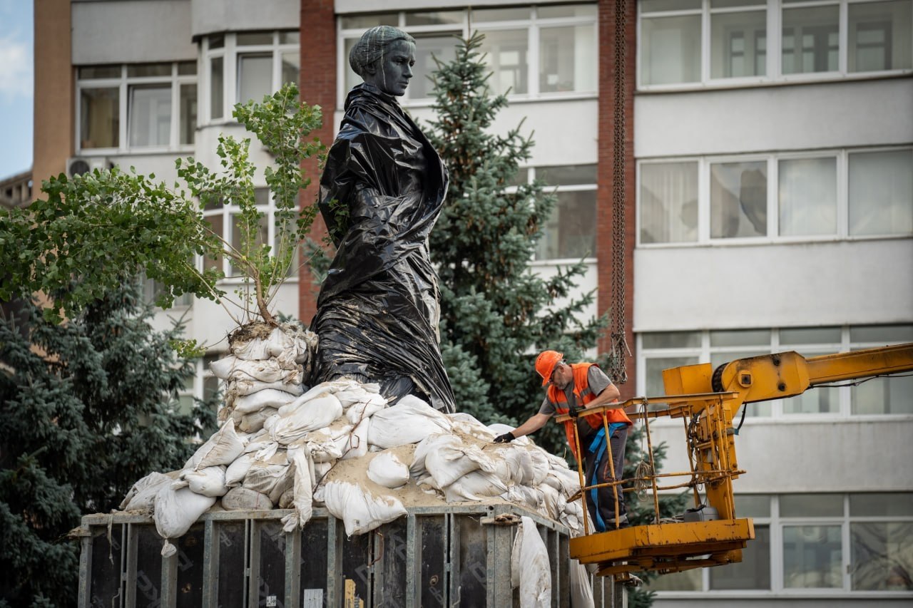 У Києві почали розконсервовувати пам'ятники: Лесю Українку вже звільняють від захисту